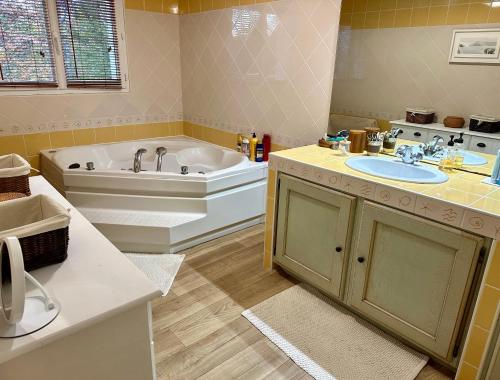 Koupelna v ubytování Villa à 5min de Bayonne avec Piscine chauffé et salle de sport