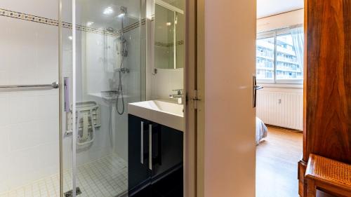 une salle de bain avec un lavabo et une douche dans l'établissement L'Edito - Centre Ville - Gare - Balcon - 6prs, à Dijon