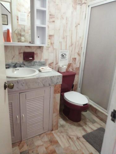 a bathroom with a toilet and a sink at Condominio Privado Villas Marlin Zona Hotelera Cancun in Cancún