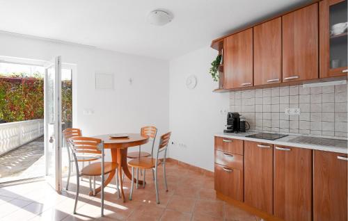 2 Bedroom Nice Apartment In Rogoznica