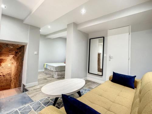 Cette chambre comprend un canapé, une table et un lit. dans l'établissement T3 of aix, à Aix-en-Provence