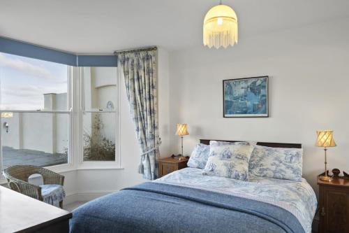 Voodi või voodid majutusasutuse Apartment Sea Views & Terrace on Waters Edge in Polruan toas