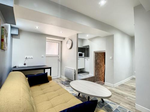 un salon avec un canapé et une table dans l'établissement T3 of aix, à Aix-en-Provence