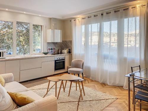 un salon avec un canapé et une table dans l'établissement 3p Quai St Pierre - 348L Alexa, à Cannes