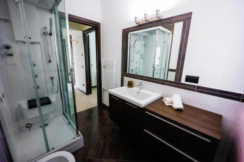 a bathroom with a sink and a glass shower at UpCerro Rent - Appartamento vicino Rho Fiera - Malpensa in Cerro Maggiore