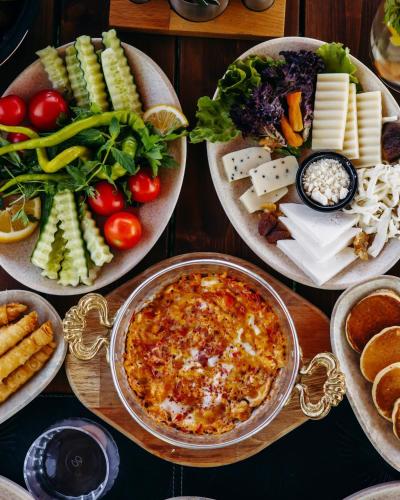 格雷梅格雷梅谷地洞穴居所酒店的餐桌上摆放着食物和开胃菜