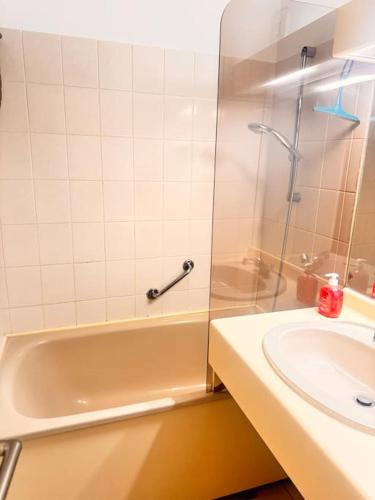 une salle de bain avec une baignoire, un lavabo et une douche dans l'établissement Evasion marine Studio calme à 2 pas de la plage, à La Baule