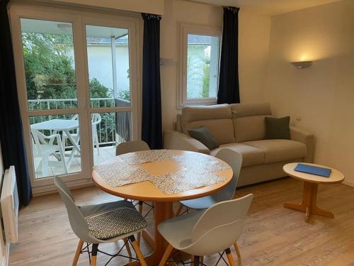 un salon avec une table et un canapé dans l'établissement Evasion marine Studio calme à 2 pas de la plage, à La Baule