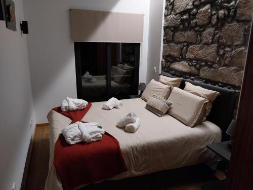 a bedroom with a bed with towels on it at Casa da Boa Vista in Algarvia