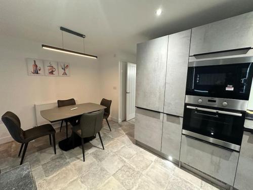 Dapur atau dapur kecil di 1 Cozy Double Room with Shared Space