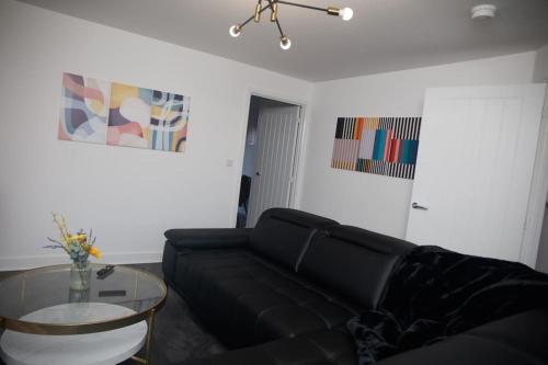 Ruang duduk di 1 Cozy Double Room with Shared Space