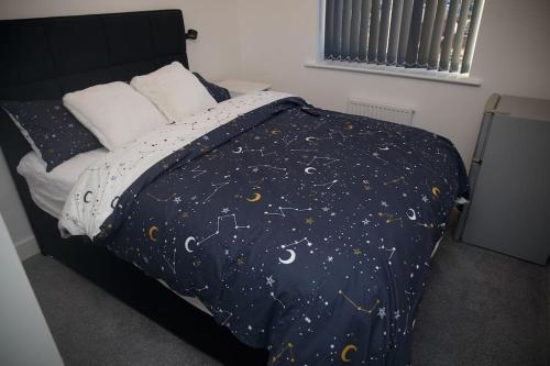 Katil atau katil-katil dalam bilik di 1 Cozy Double Room with Shared Space