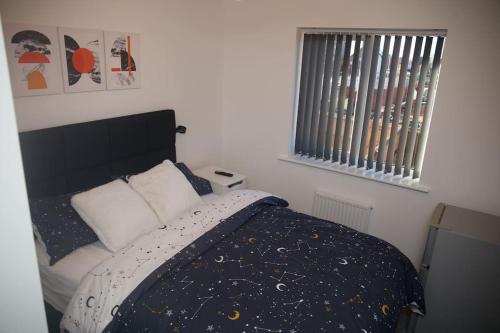Katil atau katil-katil dalam bilik di 1 Cozy Double Room with Shared Space