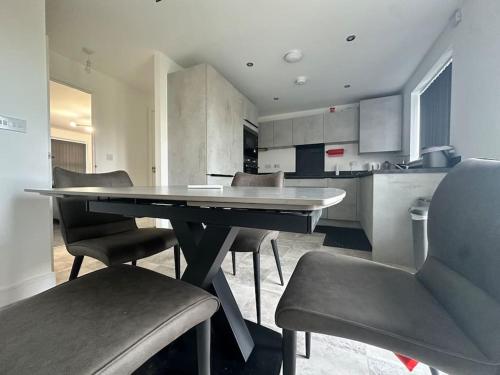 Dapur atau dapur kecil di 1 Cozy Double Room with Shared Space