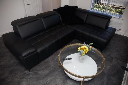 Ruang duduk di 1 Cozy Double Room with Shared Space