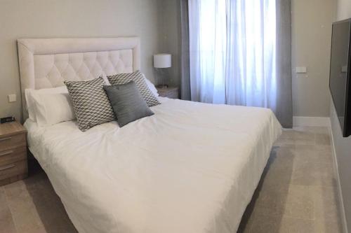 Modern apartment with view to Gibraltar, large terrace and jacuzzi