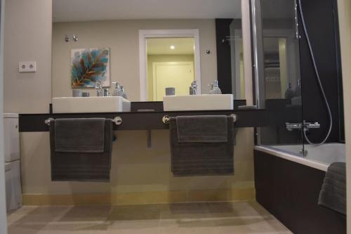 Modern apartment with view to Gibraltar, large terrace and jacuzzi