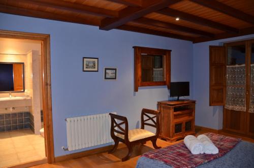 TV a/nebo společenská místnost v ubytování Hotel Casona De Tresali