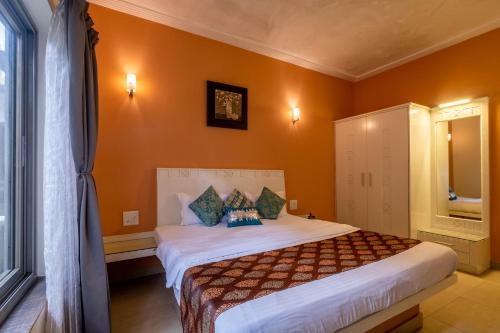 Postel nebo postele na pokoji v ubytování Gomes Oasis Goa boutique stay