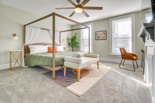 Katil atau katil-katil dalam bilik di 2 Mi to Dtwn Cincinnati Home with Fenced Yard!