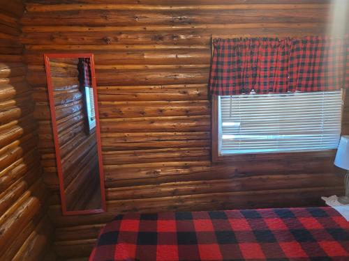 Postel nebo postele na pokoji v ubytování New! Chappy's Cabin - Cute And Comfy!