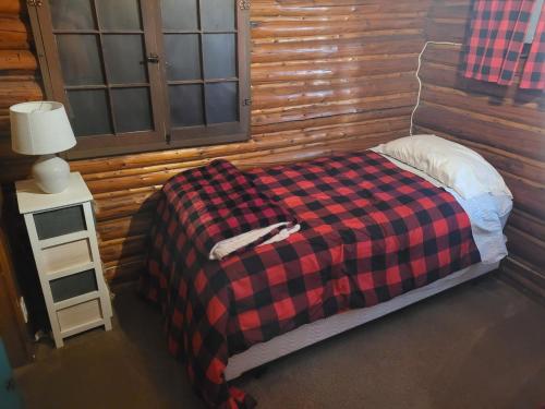 Postel nebo postele na pokoji v ubytování New! Chappy's Cabin - Cute And Comfy!