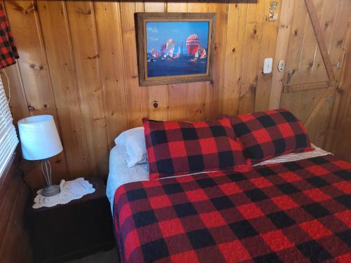 Postel nebo postele na pokoji v ubytování New! Chappy's Cabin - Cute And Comfy!