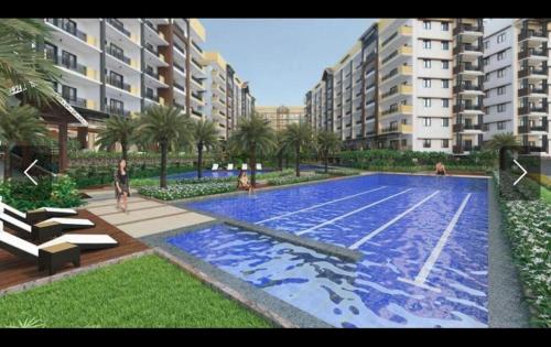 duży basen przed niektórymi budynkami w obiekcie 2BR CONDO by DMCI near AIRPORT and MOA!!!FREE PARKING w mieście Manila