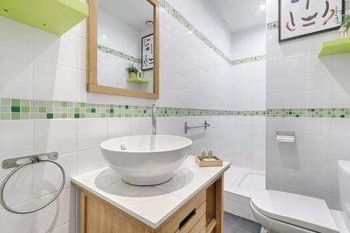 une salle de bain avec un lavabo blanc et des toilettes dans l'établissement Saint Fargeau Gambetta III Lovely Apartment 4P-1BR, à Paris