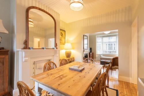 ソルトバーン・バイ・ザ・シーにあるHost & Stay - Heather Houseのダイニングルーム(木製テーブル、鏡付)