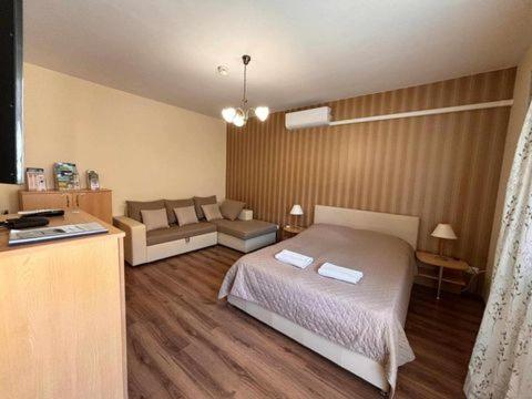 Una cama o camas en una habitación de Prestige Zalakaros Apartman