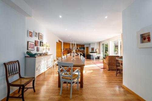 a kitchen and dining room with a table and chairs at Casa Avó Chiquinha in Montalegre