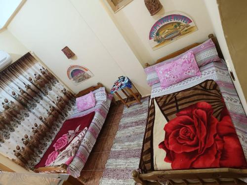 a bedroom with two bunk beds with a red rose at فندق النخيل in Siwa