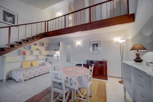 - une chambre avec un escalier, un lit et une table dans l'établissement SUPERBE DUPLEX IDEALEMENT SITUE PROCHE PLAGES AVEC GRANDE TERRASSE VUE PORT !l A1B59, à Cannes