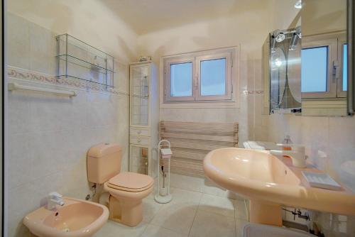une salle de bain avec toilettes et lavabo dans l'établissement SUPERBE DUPLEX IDEALEMENT SITUE PROCHE PLAGES AVEC GRANDE TERRASSE VUE PORT !l A1B59, à Cannes