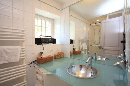 une salle de bain avec deux lavabos et un miroir dans l'établissement Villa l'Écrin, piscine et 3 terrasses, à Gordes