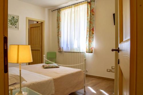 une chambre à l'hôpital avec un lit et une fenêtre dans l'établissement Campidoglio Bed and Breakfast, à Falerone