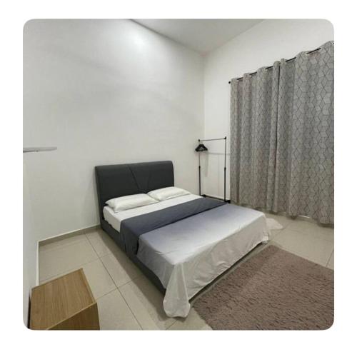 Ένα ή περισσότερα κρεβάτια σε δωμάτιο στο DaqAjeem Homestay