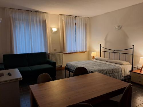 salon z łóżkiem i kanapą w obiekcie Casa Pesarina w mieście Prato Carnico