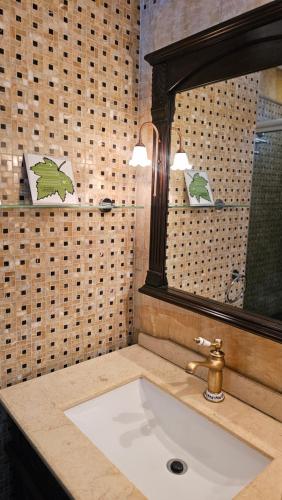 a bathroom with a sink and a mirror at Hotel Boutique Domus Mare in Viña del Mar