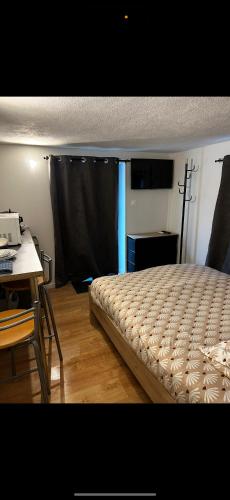 une chambre avec un lit, une table et un bureau dans l'établissement Beau studio dans le centre de Bourges historique !, à Bourges