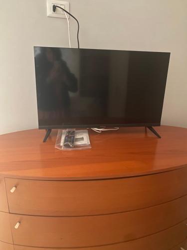 a flat screen tv sitting on top of a dresser at A casa da Mery in Lucera
