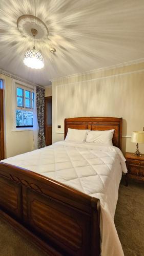 a bedroom with a large white bed with a ceiling at Hotel Boutique Domus Mare in Viña del Mar