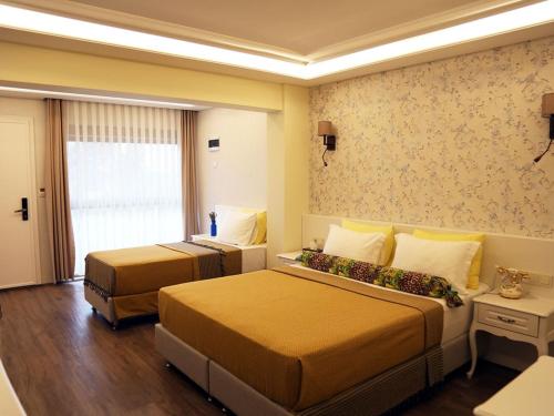 Postel nebo postele na pokoji v ubytování Assos Longevity Hotel