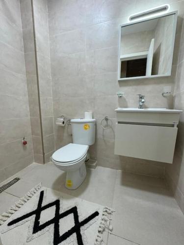 un bagno con un water e un lavandino di Appartement Moderne a Meknès