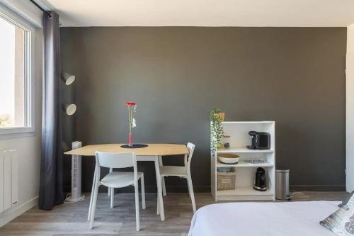 une salle à manger avec une table et deux chaises dans l'établissement ONE NIGHT in LYON - UNE NUIT à LYON, à Lyon