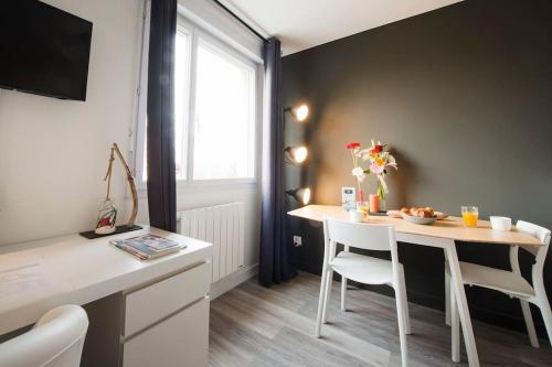 une salle à manger avec une table et des chaises et une fenêtre dans l'établissement ONE NIGHT in LYON - UNE NUIT à LYON, à Lyon