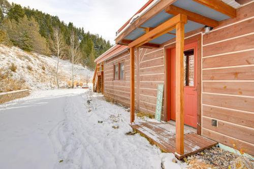 Secluded Livingston Retreat with Deck and Fire Pit! v zimě