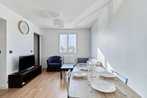 - une salle à manger et un salon avec une table dans l'établissement Appartement Lumière Normande - Welkeys, à Cabourg