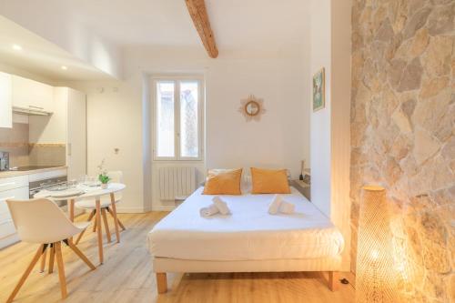 une chambre avec un lit et une table et une cuisine dans l'établissement Studio Azurite - Welkeys, à Antibes